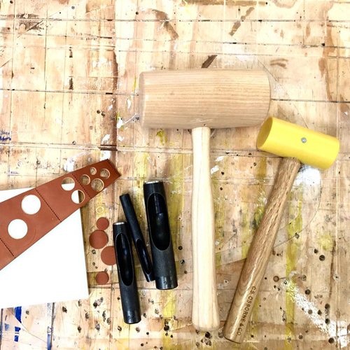 Atelier découverte du travail du cuir et maroquinerie en fabriquant une création simple en cuir avec Lady Harberton project image