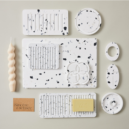 Sincère et sensée : décors muraux et objets du quotidien en plastique recyclé project image